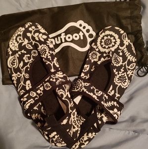 EUC Nufoot travel flats / yoga shoes